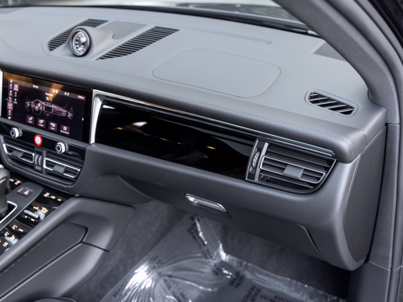 Certified 2025 Porsche Macan Turbo AWD/4WD image 66