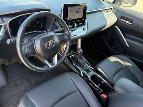 Used 2025 Toyota Corolla Cross XLE FWD image 9