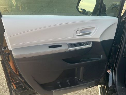 New 2026 Toyota Sienna XLE image 17