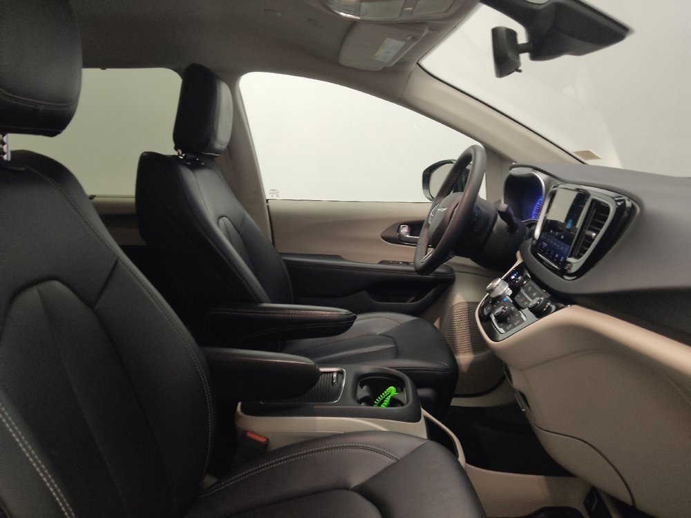 Used 2024 Chrysler Pacifica Touring-L FWD image 21