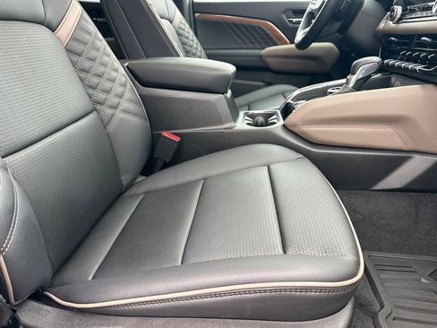 Used 2025 GMC Canyon Denali image 14