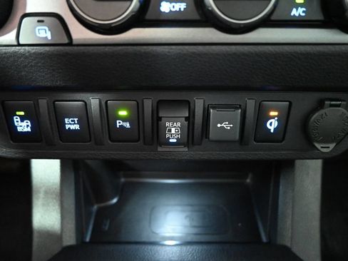Used 2022 Toyota Tacoma TRD Off-Road w/ Technology Package AWD/4WD image 32