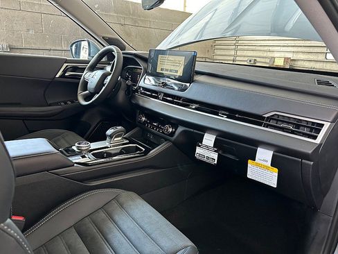 New 2025 Mitsubishi Outlander SE image 28