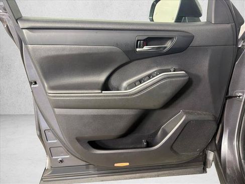 Used 2021 Toyota Highlander XLE FWD image 11