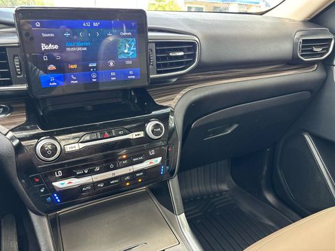 Used 2021 Ford Explorer Limited w/ Equipment Group 301A RWD image 16