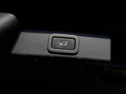 Used 2022 Jaguar F-PACE SVR image 16