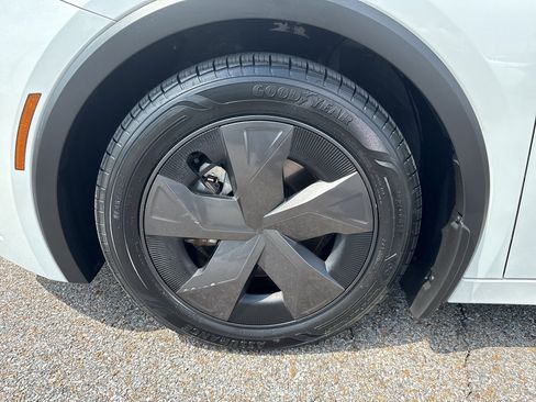 Used 2024 Toyota Prius Prime FWD image 9