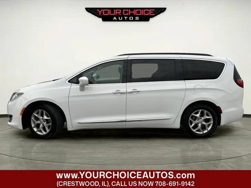 Used 2017 Chrysler Pacifica Touring-L w/ Tire & Wheel Group FWD image 2