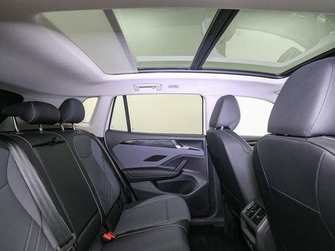 Used 2025 Volkswagen Tiguan SE w/ Panoramic Sunroof Package AWD/4WD image 21