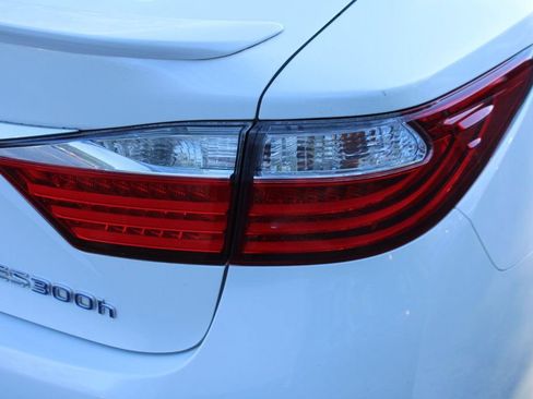 Used 2014 Lexus ES 300h w/ Luxury Package w/Bamboo Trim FWD image 9
