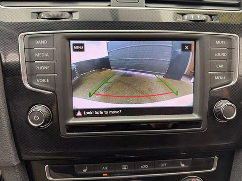 Used 2017 Volkswagen Golf S image 17