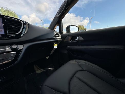 New 2026 Chrysler Voyager LX image 27