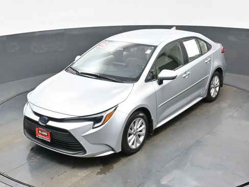 Used 2025 Toyota Corolla LE w/ LE Premium Package image 35