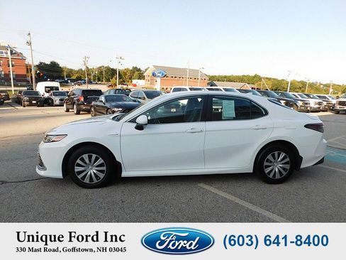 Used 2021 Toyota Camry LE image 5