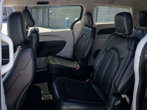 Used 2023 Chrysler Pacifica Touring-L FWD image 18