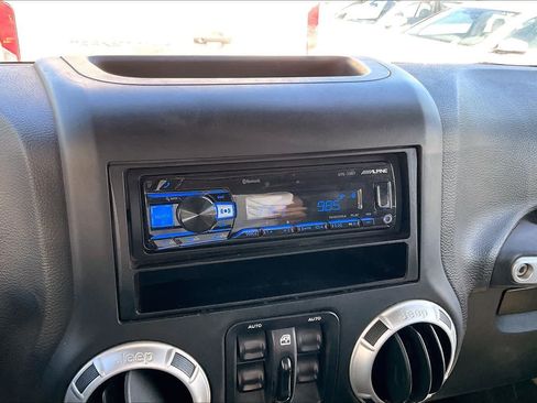 Used 2018 Jeep Wrangler Unlimited Sahara AWD/4WD image 26