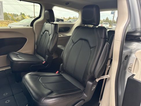 Used 2024 Chrysler Pacifica Touring-L image 10
