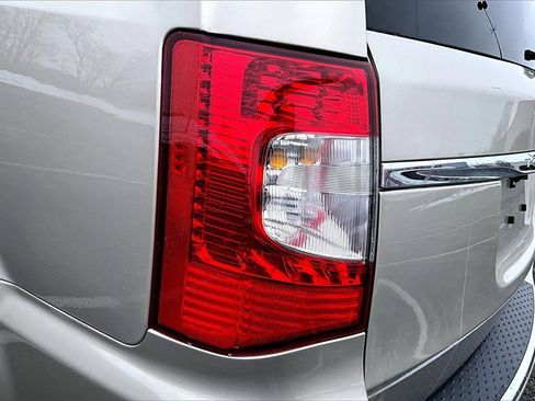 Used 2014 Chrysler Town & Country Touring image 31