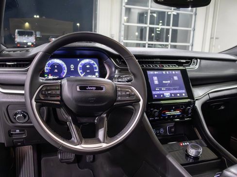 Used 2024 Jeep Grand Cherokee Altitude image 16