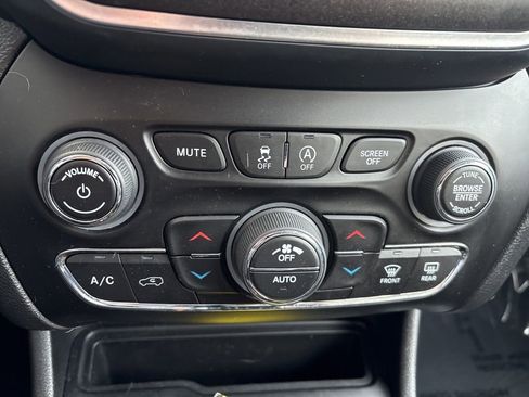 Used 2022 Jeep Cherokee Trailhawk w/ Comfort/Convenience Group AWD/4WD image 30