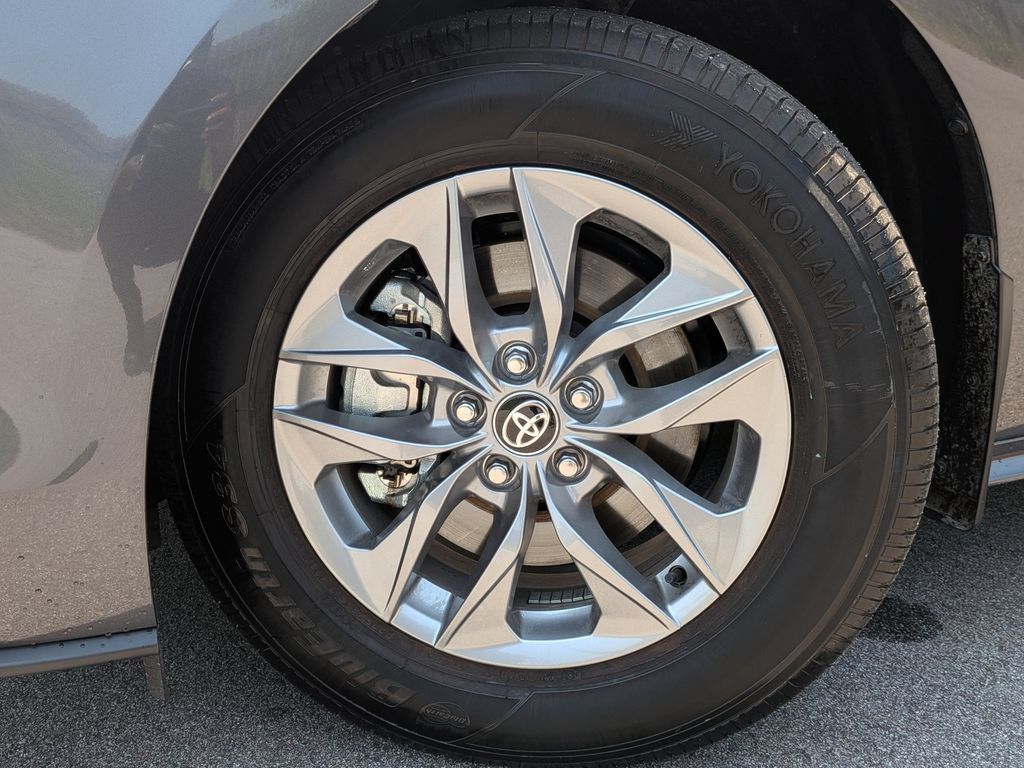 Used 2025 Toyota Sienna XLE w/ XLE Plus Package FWD image 6