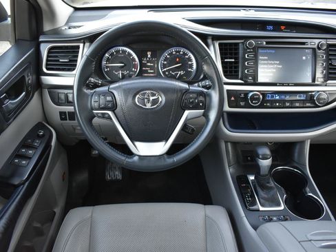 Used 2016 Toyota Highlander Limited FWD image 12