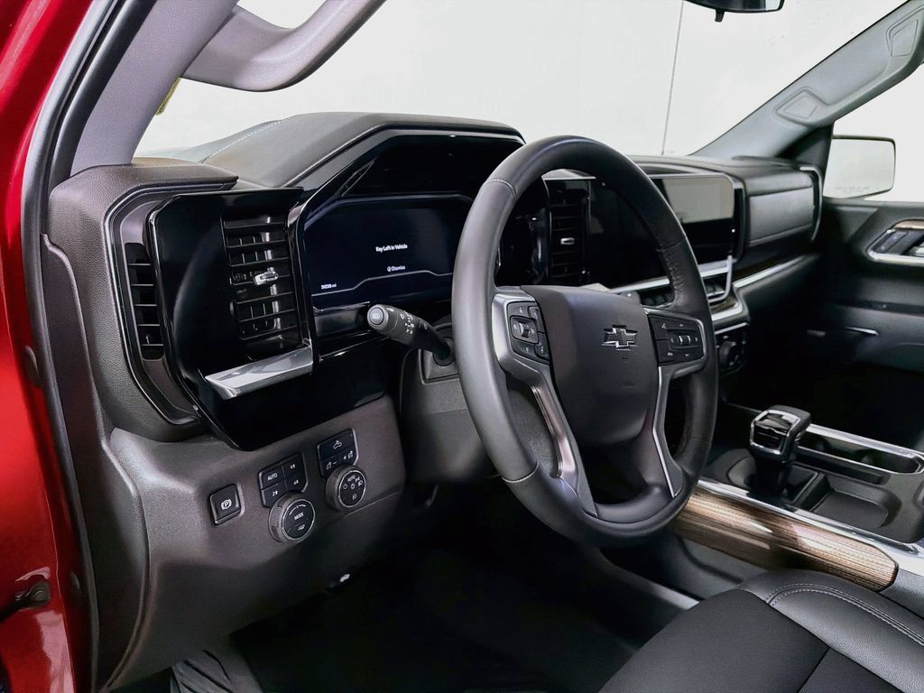 Used 2025 Chevrolet Silverado 1500 LT Trail Boss w/ Convenience Package II AWD/4WD image 10