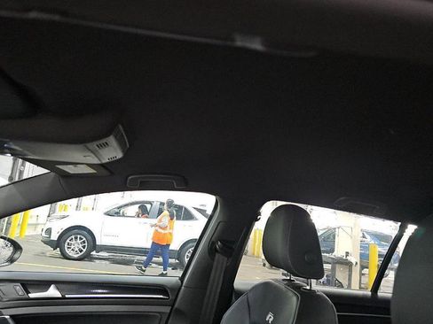 Used 2022 Volkswagen Golf R image 17