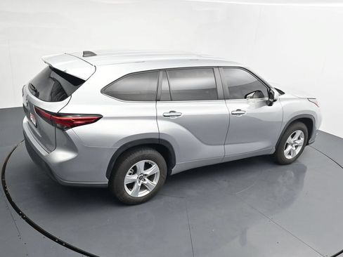 Used 2023 Toyota Highlander LE FWD image 28