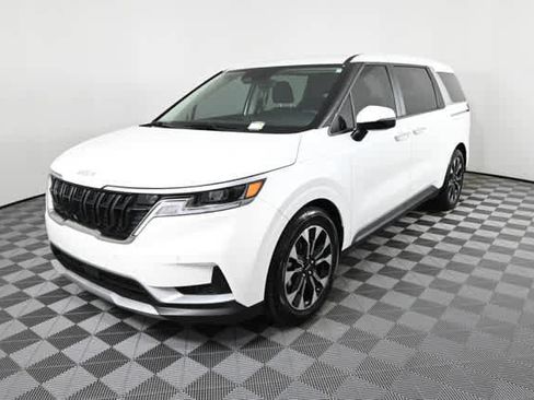 Used 2024 Kia Carnival EX image 2