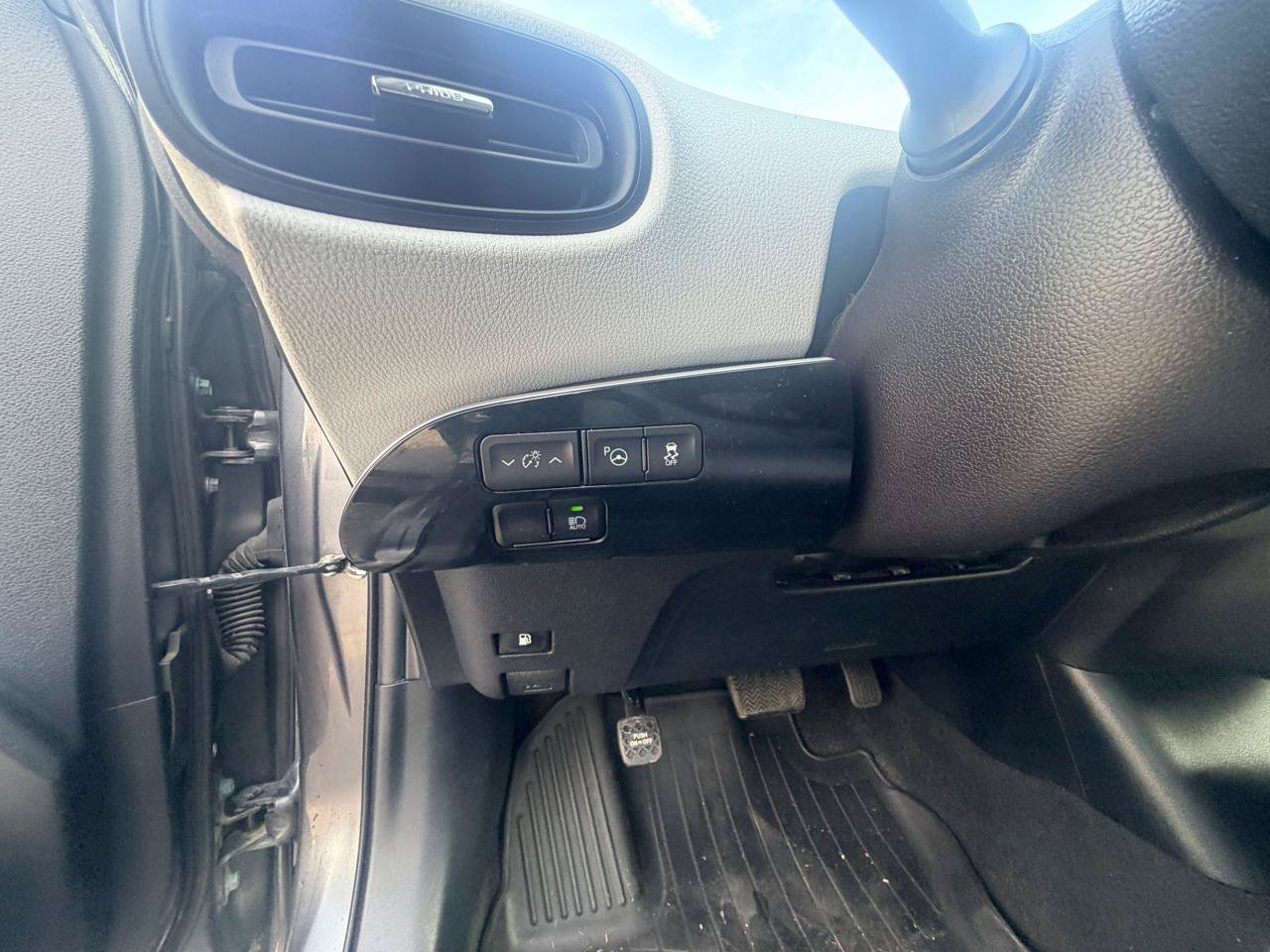 Used 2019 Toyota Prius LE AWD/4WD image 26