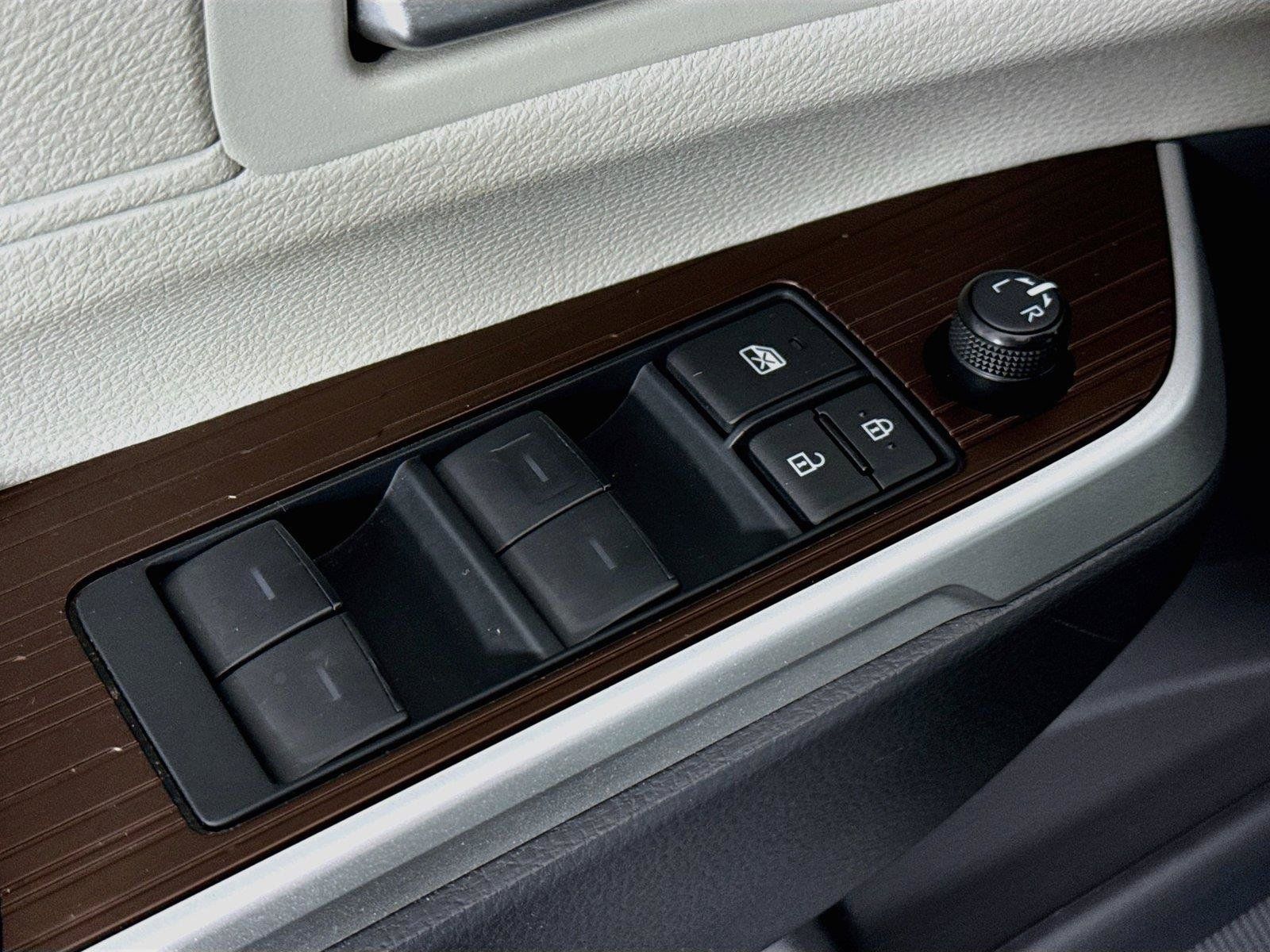 Certified 2024 Toyota Sienna XLE FWD image 28