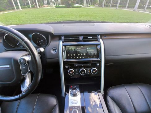 Used 2017 Land Rover Discovery HSE image 15