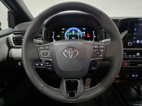 Used 2025 Toyota Camry SE image 16