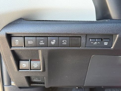 Used 2023 Toyota Sienna Platinum FWD image 23