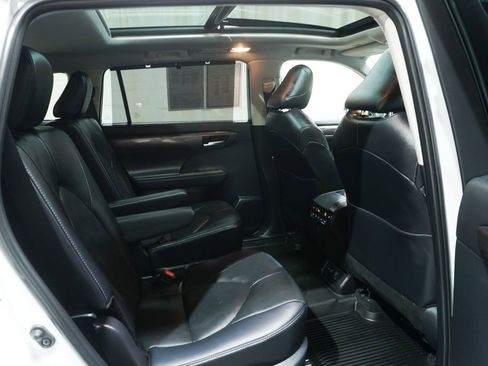 Used 2026 Toyota Highlander Platinum AWD/4WD image 16
