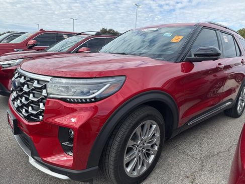 Used 2025 Ford Explorer Platinum image 1