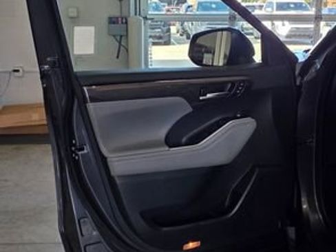 Used 2023 Toyota Highlander Limited image 11