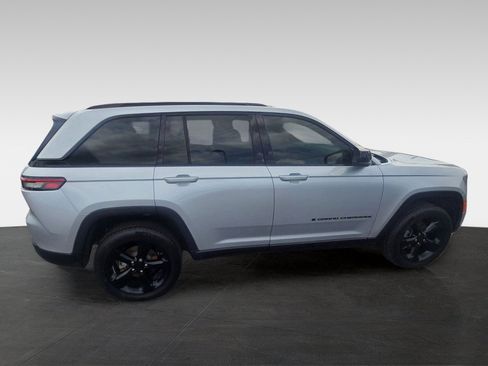 Used 2022 Jeep Grand Cherokee Altitude AWD/4WD image 5