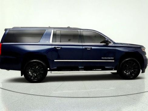 Used 2017 Chevrolet Suburban LT w/ LT Signature Package AWD/4WD image 4