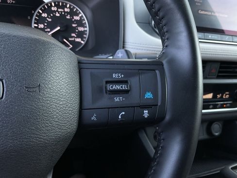 Used 2025 Nissan Rogue SV FWD image 31