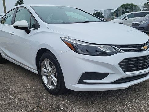 Used 2017 Chevrolet Cruze LT FWD image 3