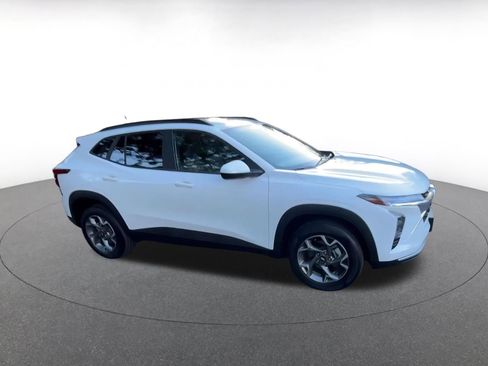 Used 2025 Chevrolet Trax LT w/ LT Convenience Package image 2