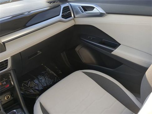 New 2025 Volkswagen Taos SE image 15