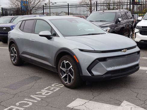 Used 2025 Chevrolet Equinox EV LT image 2