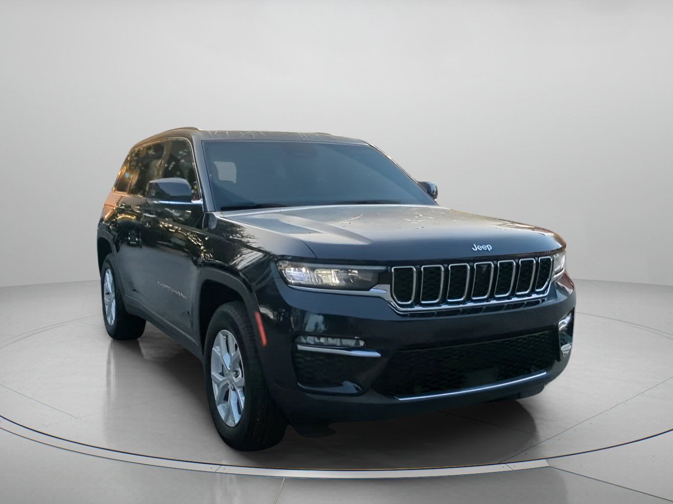 Used 2023 Jeep Grand Cherokee Limited w/ Luxury Tech Group II AWD/4WD image 4