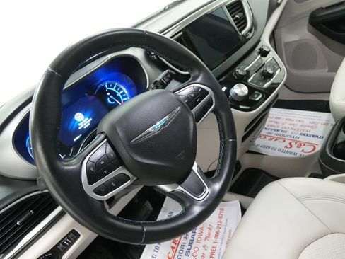 Used 2018 Chrysler Pacifica Touring-L FWD image 13