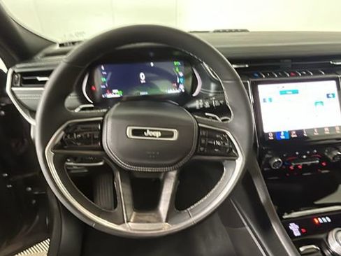 Used 2022 Jeep Grand Cherokee Overland w/ Luxury Tech Group IV AWD/4WD image 16