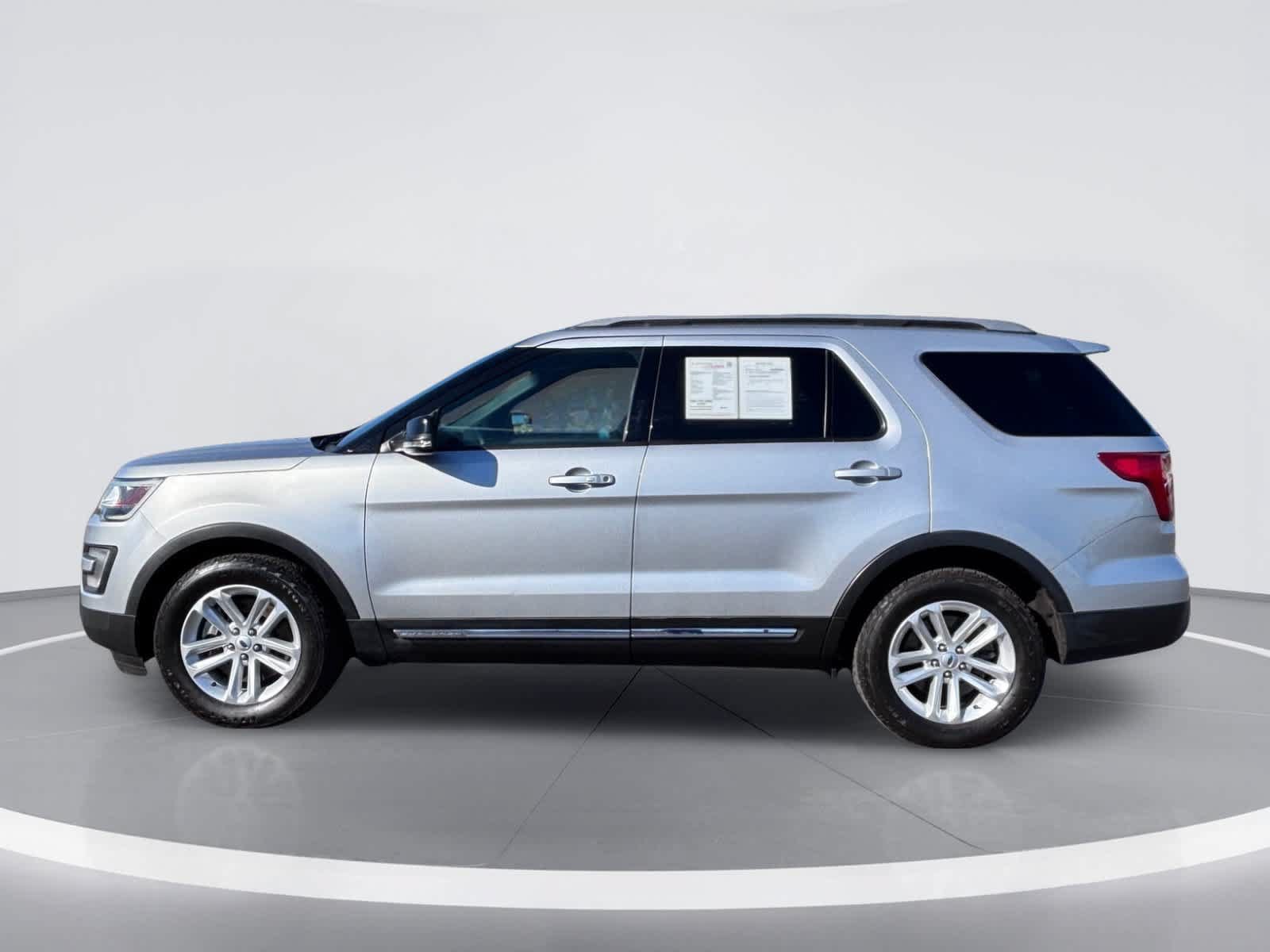 Used 2017 Ford Explorer XLT w/ Equipment Group 201A FWD image 4