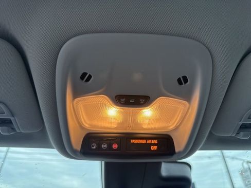 Used 2022 Chevrolet Bolt EUV LT w/ Comfort Package image 32